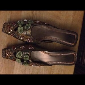 Women’s size 9 BEAUTIFUL flowered embossed slides